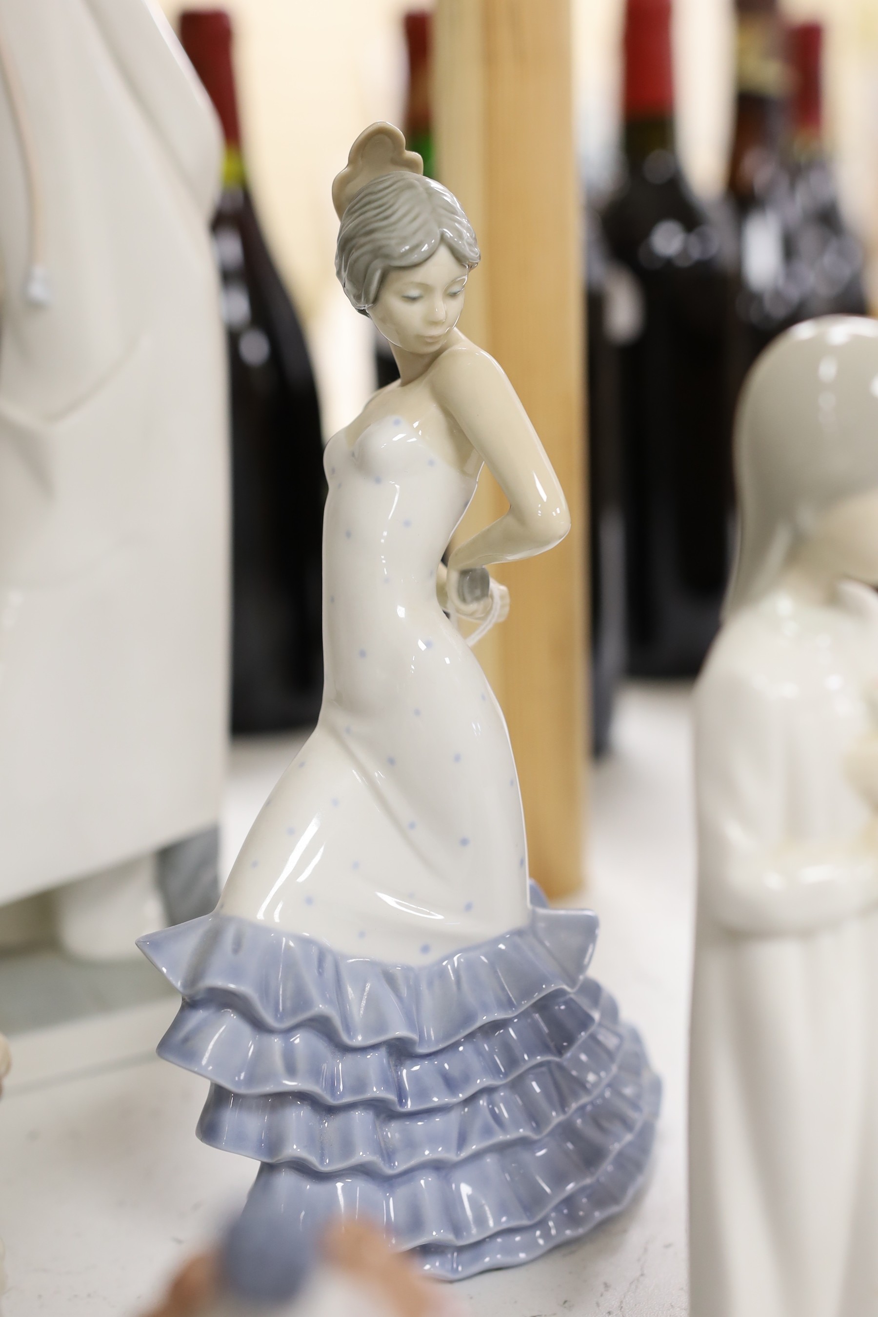 A group of Lladro and Lladro type figures (9)